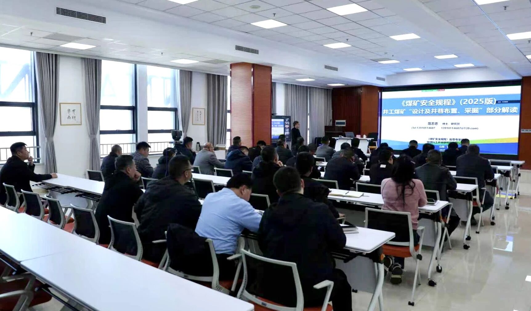 聚焦采掘開拓 筑牢安全根基——宏河集團開展 2025 版《煤礦安全規(guī)程》采掘開拓專題宣貫培訓(xùn)