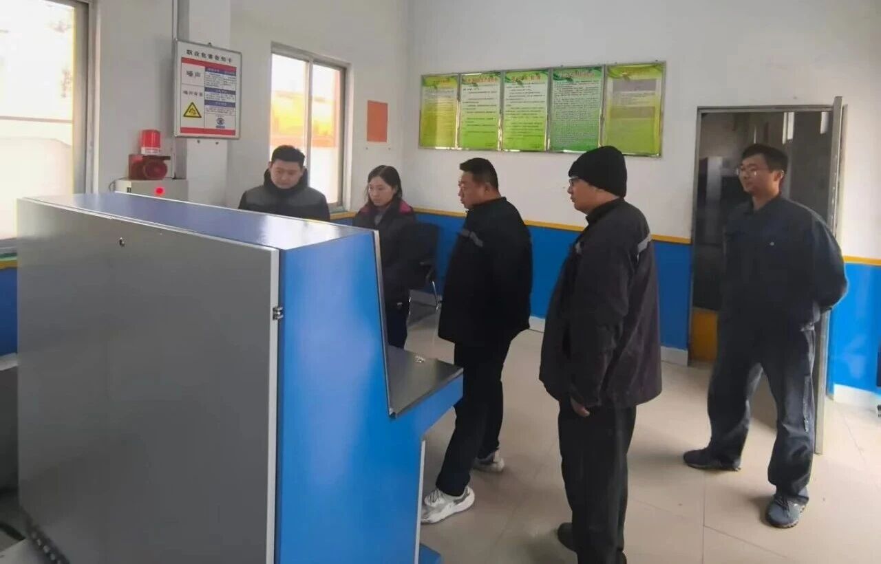 以練為戰(zhàn) 筑牢通風(fēng)“安全堤”——紅旗煤礦運(yùn)轉(zhuǎn)工區(qū)開(kāi)展主通風(fēng)機(jī)現(xiàn)場(chǎng)處置應(yīng)急演練